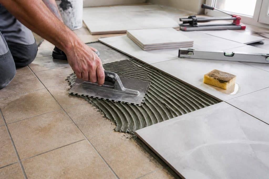 découvrez nos conseils pratiques et la méthode efficace pour coller du carrelage sur du carrelage, et réalisez facilement vos travaux de rénovation.