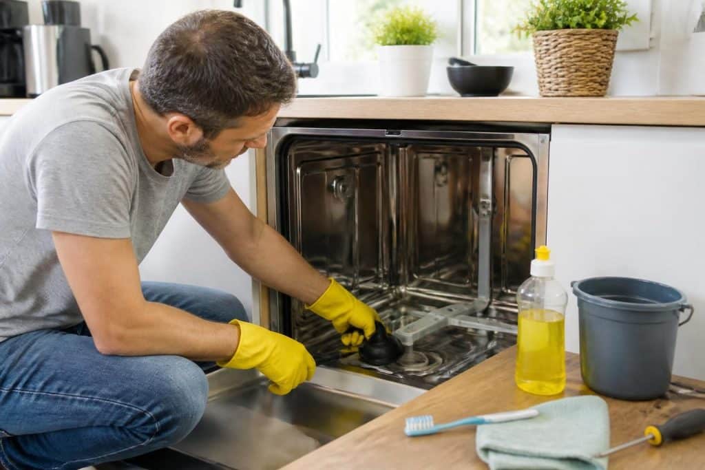 découvrez des astuces simples et efficaces pour déboucher votre lave-vaisselle rapidement et sans effort, et retrouvez une vaisselle impeccable en un rien de temps.