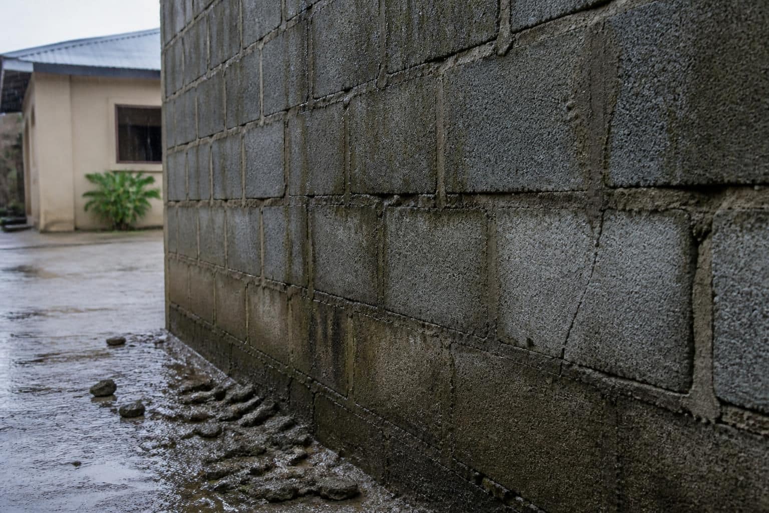 découvrez les risques et conseils essentiels pour laisser un mur en parpaing sans enduit. apprenez quand cela est possible et comment protéger efficacement votre mur.